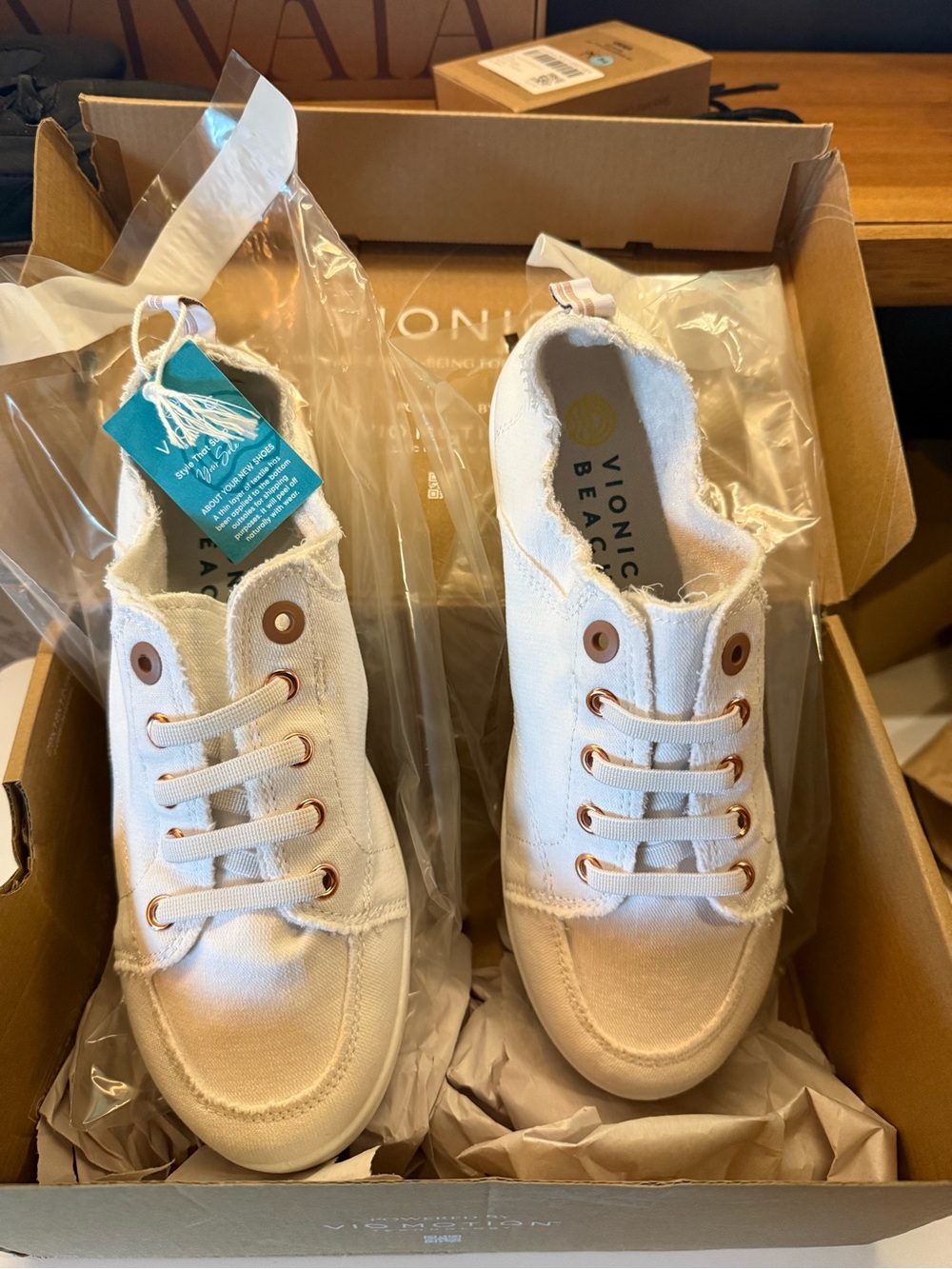Vionic Beach Pismo white sneaker. 8 wide